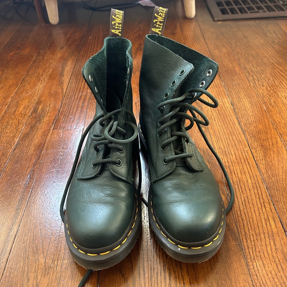 Very lightly worn green doc marten boots W 7